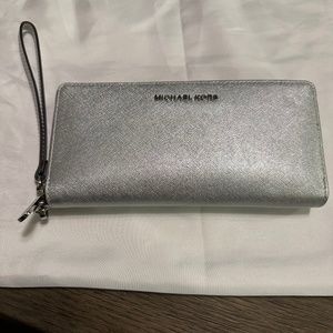 Michael Kors Wristlet wallet. Jet set travel 32SSMTVE9M Silver leather.